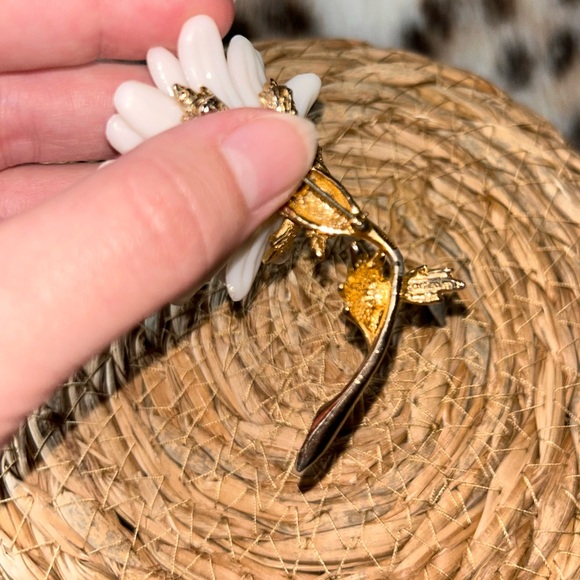 VINTAGE DAISY CASTLECLIFF FAUX PEARL WITH RED STONE & GOLD TONE BROOCH - Picture 10 of 15